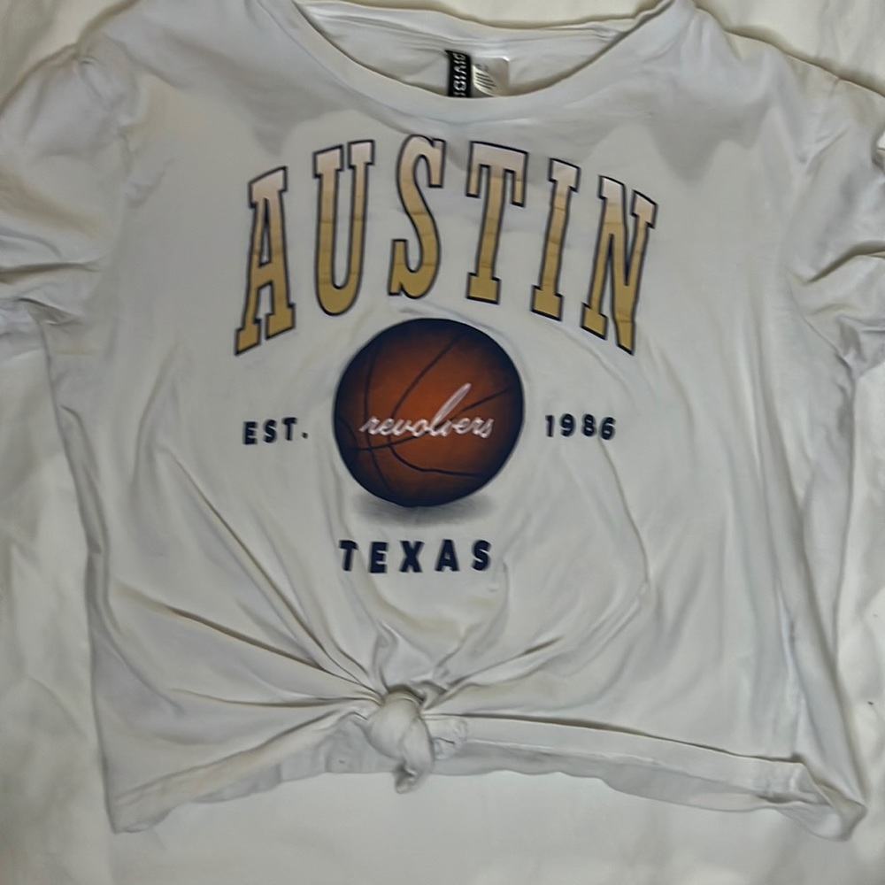 White cropped tee w/ tie in front